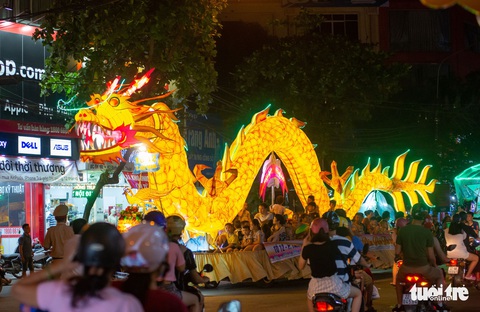 Đèn trung thu siêu to khổng lồ tràn ngập đường phố Tuyên Quang - Ảnh 1. Đèn trung thu siêu to khổng lồ tràn ngập đường phố Tuyên Quang - Ảnh 1.