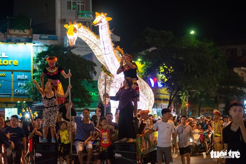 Đèn trung thu siêu to khổng lồ tràn ngập đường phố Tuyên Quang - Ảnh 7. Đèn trung thu siêu to khổng lồ tràn ngập đường phố Tuyên Quang - Ảnh 7.