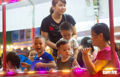 Đèn trung thu siêu to khổng lồ tràn ngập đường phố Tuyên Quang - Ảnh 2. Đèn trung thu siêu to khổng lồ tràn ngập đường phố Tuyên Quang - Ảnh 2.