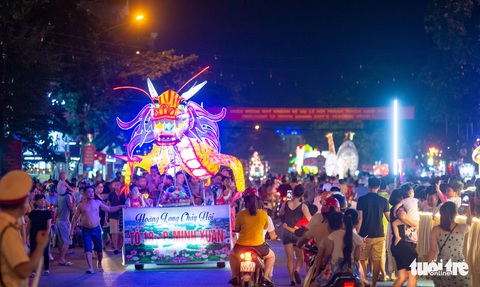 Đèn trung thu siêu to khổng lồ tràn ngập đường phố Tuyên Quang - Ảnh 10. Đèn trung thu siêu to khổng lồ tràn ngập đường phố Tuyên Quang - Ảnh 10.