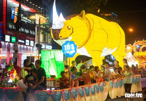 Đèn trung thu siêu to khổng lồ tràn ngập đường phố Tuyên Quang - Ảnh 5. Đèn trung thu siêu to khổng lồ tràn ngập đường phố Tuyên Quang - Ảnh 5.