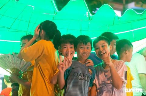 Đèn trung thu siêu to khổng lồ tràn ngập đường phố Tuyên Quang - Ảnh 6. Đèn trung thu siêu to khổng lồ tràn ngập đường phố Tuyên Quang - Ảnh 6.