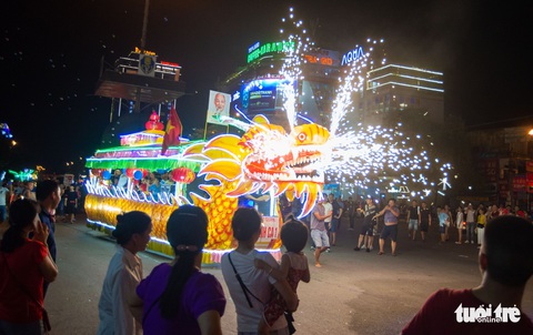 Đèn trung thu siêu to khổng lồ tràn ngập đường phố Tuyên Quang - Ảnh 4. Đèn trung thu siêu to khổng lồ tràn ngập đường phố Tuyên Quang - Ảnh 4.