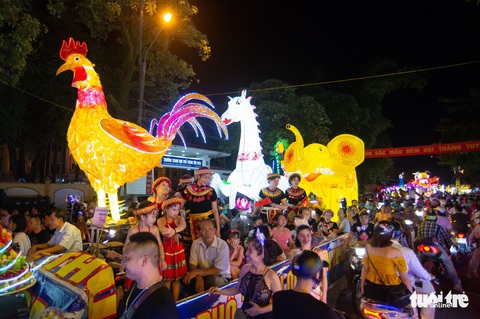 Đèn trung thu siêu to khổng lồ tràn ngập đường phố Tuyên Quang - Ảnh 8. Đèn trung thu siêu to khổng lồ tràn ngập đường phố Tuyên Quang - Ảnh 8.