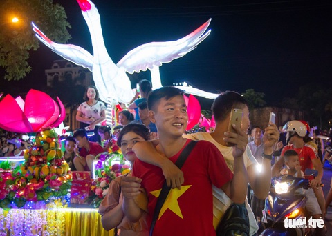 Đèn trung thu siêu to khổng lồ tràn ngập đường phố Tuyên Quang - Ảnh 9. Đèn trung thu siêu to khổng lồ tràn ngập đường phố Tuyên Quang - Ảnh 9.