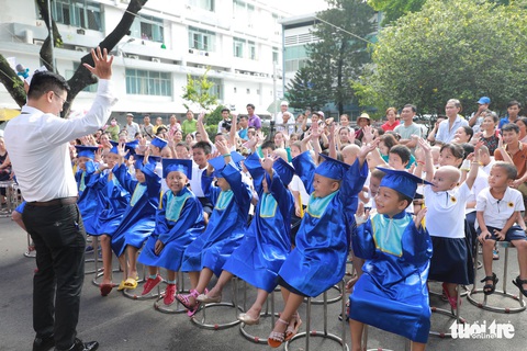 Lễ khai giảng ở bệnh viện của các chiến binh nhí - Ảnh 4. Lễ khai giảng ở bệnh viện của các chiến binh nhí - Ảnh 4.