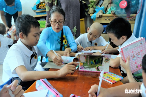 Lễ khai giảng ở bệnh viện của các chiến binh nhí - Ảnh 7. Lễ khai giảng ở bệnh viện của các chiến binh nhí - Ảnh 7.