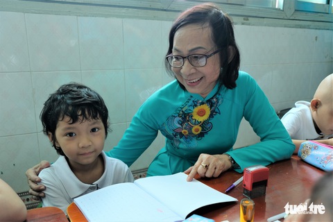 Lễ khai giảng ở bệnh viện của các chiến binh nhí - Ảnh 11. Lễ khai giảng ở bệnh viện của các chiến binh nhí - Ảnh 11.