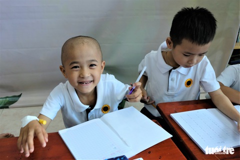 Lễ khai giảng ở bệnh viện của các chiến binh nhí - Ảnh 6. Lễ khai giảng ở bệnh viện của các chiến binh nhí - Ảnh 6.