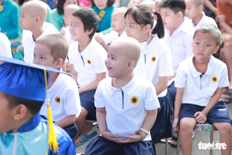 Lễ khai giảng ở bệnh viện của các chiến binh nhí - Ảnh 3. Lễ khai giảng ở bệnh viện của các chiến binh nhí - Ảnh 3.