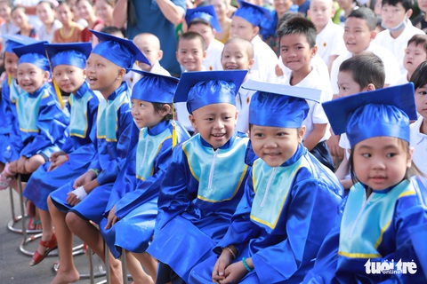 Lễ khai giảng ở bệnh viện của các chiến binh nhí - Ảnh 2. Lễ khai giảng ở bệnh viện của các chiến binh nhí - Ảnh 2.