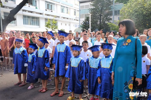 Lễ khai giảng ở bệnh viện của các chiến binh nhí - Ảnh 1. Lễ khai giảng ở bệnh viện của các chiến binh nhí - Ảnh 1.