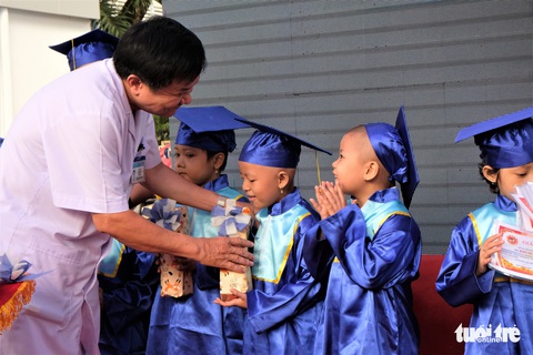 Lễ khai giảng ở bệnh viện của các chiến binh nhí - Ảnh 9. Lễ khai giảng ở bệnh viện của các chiến binh nhí - Ảnh 9.