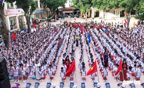 Hàng trăm trường khai giảng bù sau mưa lũ - Ảnh 3.