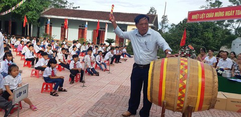 Hàng trăm trường khai giảng bù sau mưa lũ - Ảnh 7.