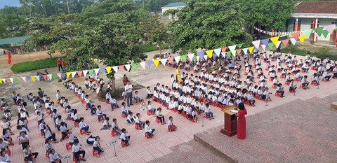Hàng trăm trường khai giảng bù sau mưa lũ - Ảnh 8.