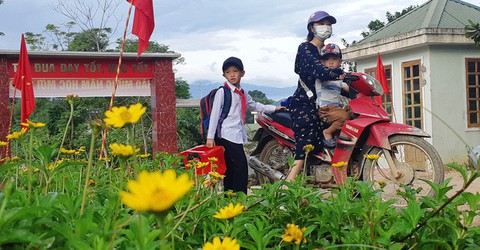 Hàng trăm trường khai giảng bù sau mưa lũ - Ảnh 10.