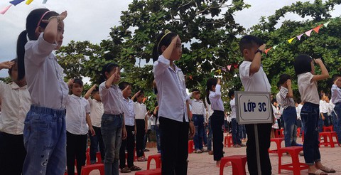 Hàng trăm trường khai giảng bù sau mưa lũ - Ảnh 12.
