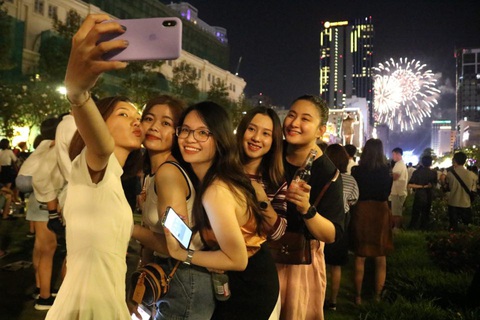 Người dân đổ ra đường xem pháo hoa, chào đón năm mới 2020 - Ảnh 3. Người dân đổ ra đường xem pháo hoa, chào đón năm mới 2020 - Ảnh 3.