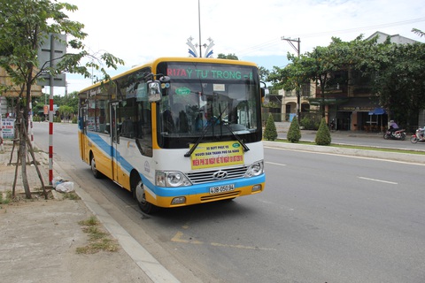 Hơn 50 tài xế xe buýt Đà Nẵng đi đòi lương ngay ngày đầu năm mới - Ảnh 1. Hơn 50 tài xế xe buýt Đà Nẵng đi đòi lương ngay ngày đầu năm mới - Ảnh 1.