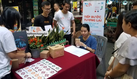 Đường sách tổ chức triển lãm, bói Kiều, viết lưu bút mừng tuổi lên 4 - Ảnh 3. Đường sách tổ chức triển lãm, bói Kiều, viết lưu bút mừng tuổi lên 4 - Ảnh 3.