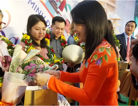TP.HCM chào đón những vị khách quốc tế xông đất 2020 - Ảnh 3. TP.HCM chào đón những vị khách quốc tế xông đất 2020 - Ảnh 3.