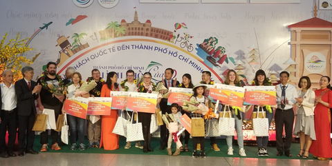 TP.HCM chào đón những vị khách quốc tế xông đất 2020 - Ảnh 4. TP.HCM chào đón những vị khách quốc tế xông đất 2020 - Ảnh 4.