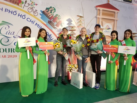 TP.HCM chào đón những vị khách quốc tế xông đất 2020 - Ảnh 1. TP.HCM chào đón những vị khách quốc tế xông đất 2020 - Ảnh 1.