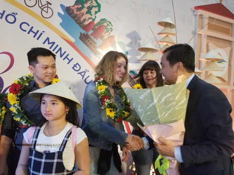 TP.HCM chào đón những vị khách quốc tế xông đất 2020 - Ảnh 2. TP.HCM chào đón những vị khách quốc tế xông đất 2020 - Ảnh 2.