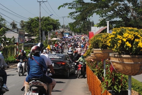Làng hoa Sa Đéc ken đặc du khách ngày đầu dừng thu vé - Ảnh 1. Làng hoa Sa Đéc ken đặc du khách ngày đầu dừng thu vé - Ảnh 1.