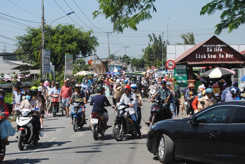 Làng hoa Sa Đéc ken đặc du khách ngày đầu dừng thu vé - Ảnh 4. Làng hoa Sa Đéc ken đặc du khách ngày đầu dừng thu vé - Ảnh 4.
