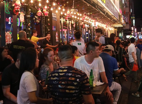 Người dân đổ ra đường xem pháo hoa, chào đón năm mới 2020 - Ảnh 4. Người dân đổ ra đường xem pháo hoa, chào đón năm mới 2020 - Ảnh 4.