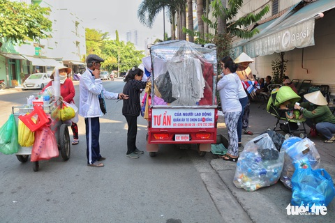 Xe quần áo giá 0 đồng của ông bà Tư - Ảnh 4.