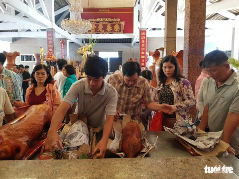 Chèo kéo du khách bán chim yến… phóng sinh - Ảnh 5. Chèo kéo du khách bán chim yến… phóng sinh - Ảnh 5.