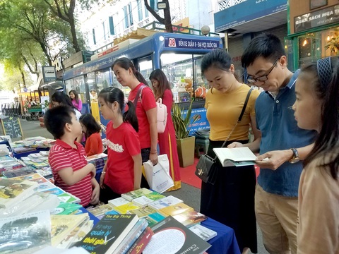 Đường sách tổ chức triển lãm, bói Kiều, viết lưu bút mừng tuổi lên 4 - Ảnh 4. Đường sách tổ chức triển lãm, bói Kiều, viết lưu bút mừng tuổi lên 4 - Ảnh 4.