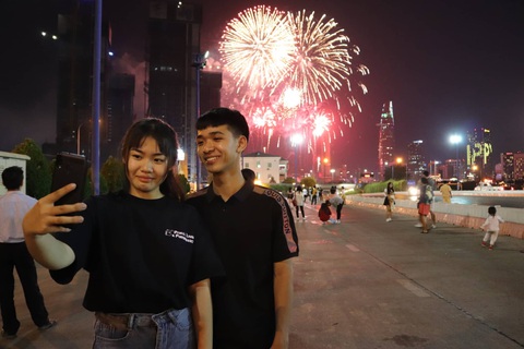 Người dân đổ ra đường xem pháo hoa, chào đón năm mới 2020 - Ảnh 10. Người dân đổ ra đường xem pháo hoa, chào đón năm mới 2020 - Ảnh 10.