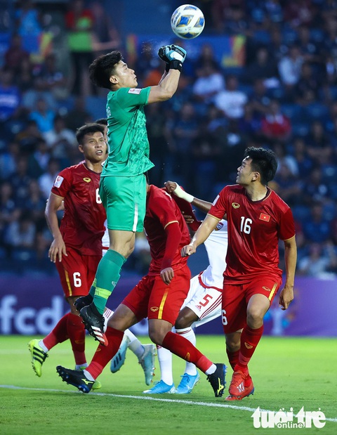 Những pha cứu nguy xuất sắc của Bùi Tiến Dũng trước U23 UAE - Ảnh 2. Những pha cứu nguy xuất sắc của Bùi Tiến Dũng trước U23 UAE - Ảnh 2.