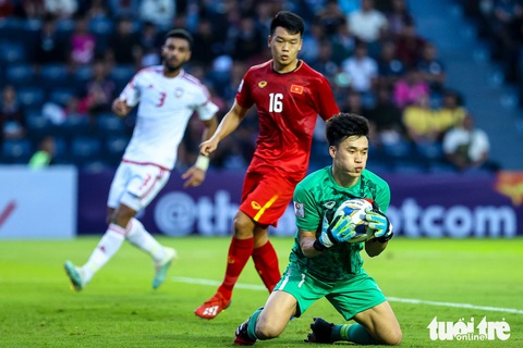 Những pha cứu nguy xuất sắc của Bùi Tiến Dũng trước U23 UAE - Ảnh 3. Những pha cứu nguy xuất sắc của Bùi Tiến Dũng trước U23 UAE - Ảnh 3.