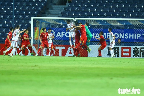 Những pha cứu nguy xuất sắc của Bùi Tiến Dũng trước U23 UAE - Ảnh 5. Những pha cứu nguy xuất sắc của Bùi Tiến Dũng trước U23 UAE - Ảnh 5.