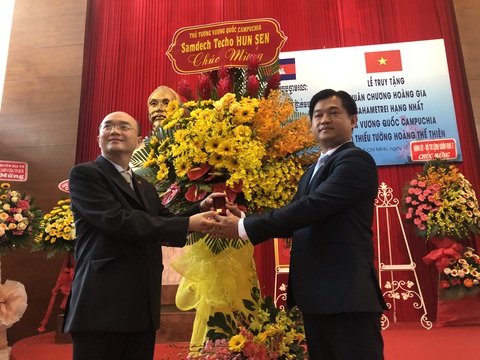 Campuchia truy tặng thiếu tướng Hoàng Thế Thiện Huân chương hoàng gia Sahametrei - Ảnh 1. Campuchia truy tặng thiếu tướng Hoàng Thế Thiện Huân chương hoàng gia Sahametrei - Ảnh 1.