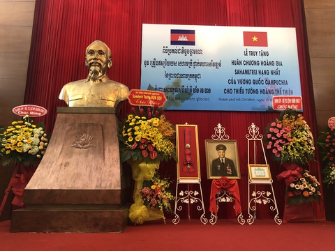 Campuchia truy tặng thiếu tướng Hoàng Thế Thiện Huân chương hoàng gia Sahametrei - Ảnh 2. Campuchia truy tặng thiếu tướng Hoàng Thế Thiện Huân chương hoàng gia Sahametrei - Ảnh 2.
