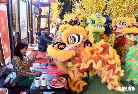 Đường hoa mai, phố ông đồ hút khách ở Lễ hội Tết Việt - Ảnh 1. Đường hoa mai, phố ông đồ hút khách ở Lễ hội Tết Việt - Ảnh 1.