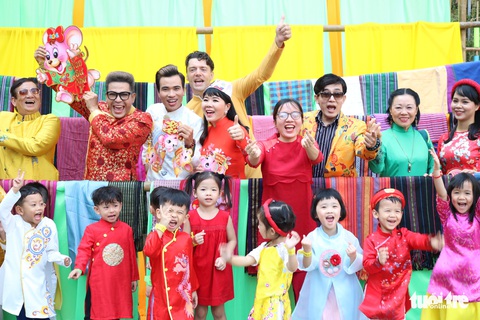 Sắc mai vàng rực tại Lễ hội Tết Việt xuân Canh Tý - Ảnh 9. Sắc mai vàng rực tại Lễ hội Tết Việt xuân Canh Tý - Ảnh 9.