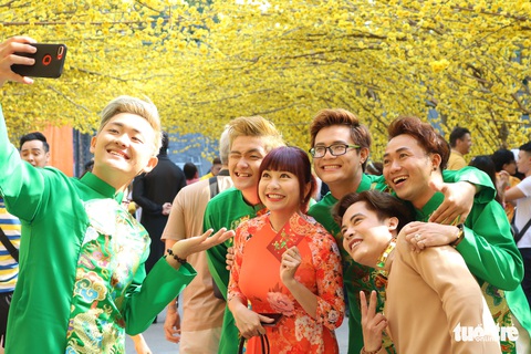 Sắc mai vàng rực tại Lễ hội Tết Việt xuân Canh Tý - Ảnh 2. Sắc mai vàng rực tại Lễ hội Tết Việt xuân Canh Tý - Ảnh 2.