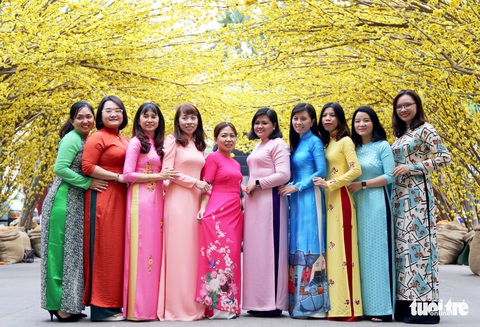 Đường hoa mai, phố ông đồ hút khách ở Lễ hội Tết Việt - Ảnh 7. Đường hoa mai, phố ông đồ hút khách ở Lễ hội Tết Việt - Ảnh 7.