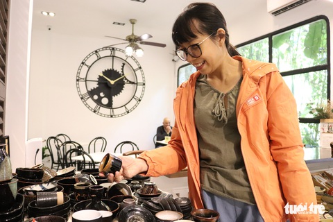Độc đáo phiên chợ đồ gốm trong quán cafe - Ảnh 7. Độc đáo phiên chợ đồ gốm trong quán cafe - Ảnh 7.
