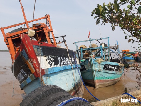 Vừa vào bờ nghỉ tết, 5 tàu cá bốc cháy trong đêm - Ảnh 1. Vừa vào bờ nghỉ tết, 5 tàu cá bốc cháy trong đêm - Ảnh 1.