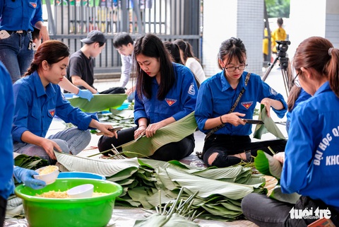 Hoa hậu Tiểu Vy lần đầu gói bánh chưng tặng trẻ em vùng cao - Ảnh 6. Hoa hậu Tiểu Vy lần đầu gói bánh chưng tặng trẻ em vùng cao - Ảnh 6.