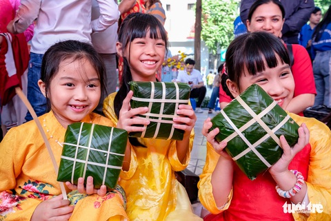 Hoa hậu Tiểu Vy lần đầu gói bánh chưng tặng trẻ em vùng cao - Ảnh 5. Hoa hậu Tiểu Vy lần đầu gói bánh chưng tặng trẻ em vùng cao - Ảnh 5.
