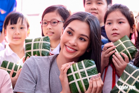 Hoa hậu Tiểu Vy lần đầu gói bánh chưng tặng trẻ em vùng cao - Ảnh 3. Hoa hậu Tiểu Vy lần đầu gói bánh chưng tặng trẻ em vùng cao - Ảnh 3.